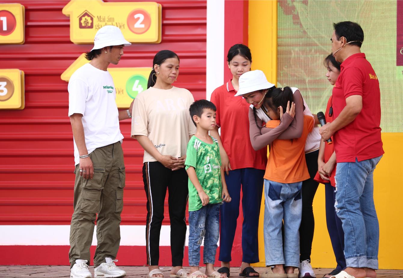 em Hoàng Thị Thanh Thảo 1 Doãn Quốc Đam và H’hen Niê nghẹn ngào khi em nhỏ mồ côi phải đi bộ gần 30km đến trường