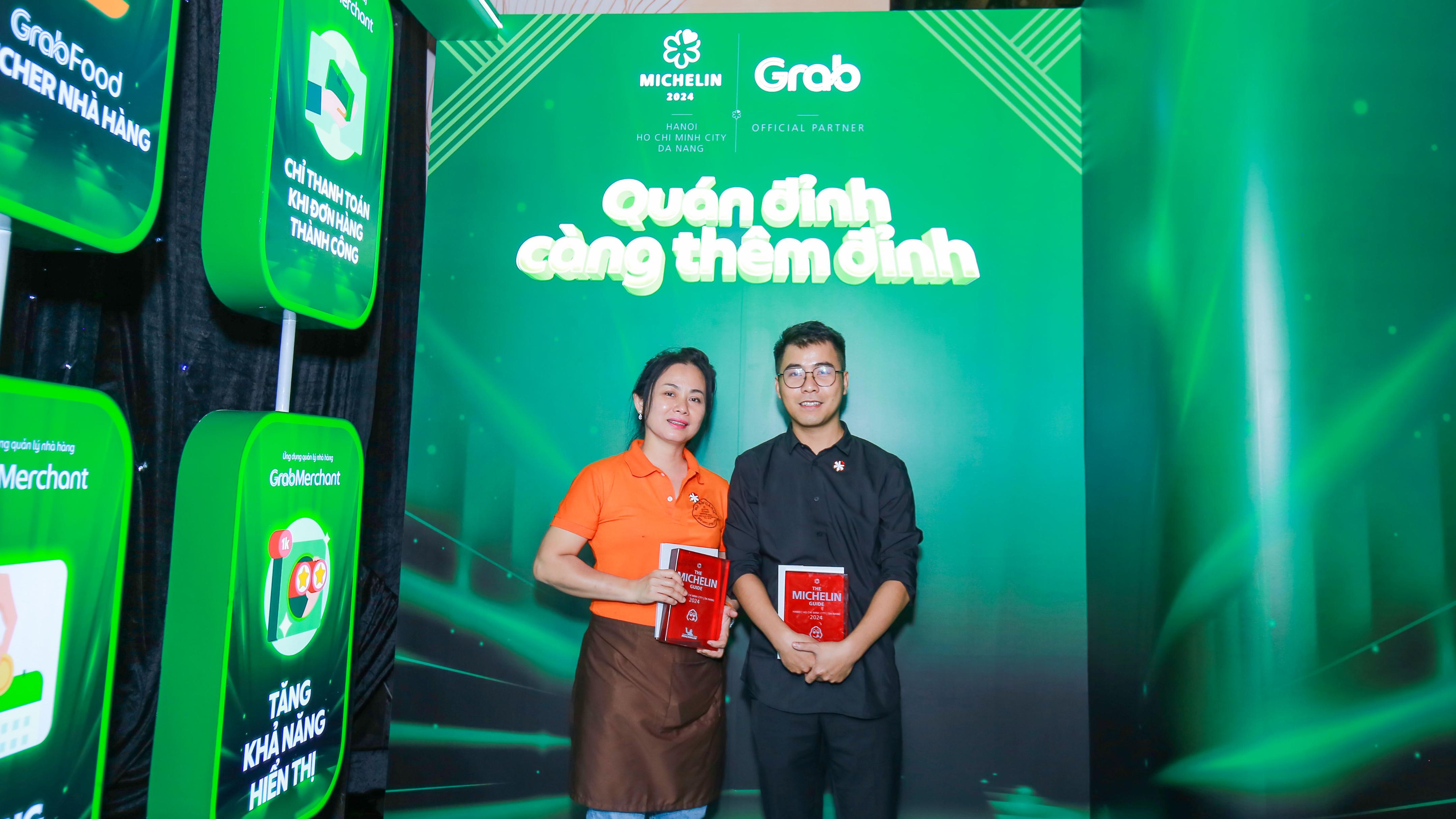 Đại diện quán Bò kho Gánh Đối tác nhà hàng của GrabFood vừa được vinh danh tại hạng mục Michelin Bib Gourmand Grab Việt Nam củng cố danh mục Quán đỉnh MICHELIN, gia tăng lựa chọn ẩm thực chất lượng cho người dùng 