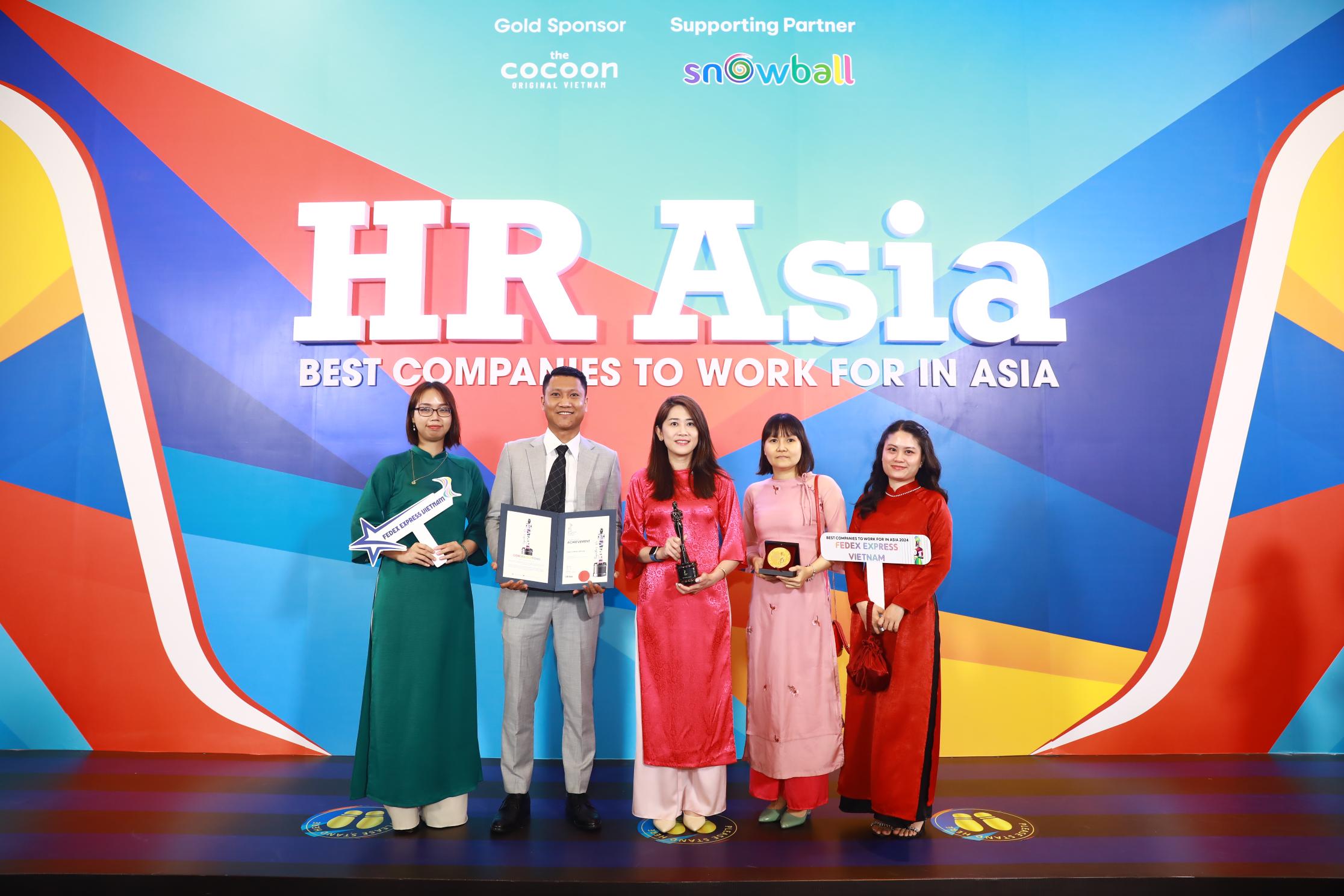 FedEx VN wins 2 HR Asia Awards 1 FedEx được vinh danh 2 hạng mục giải thưởng danh giá tại HR Asia Awards 2024 Việt Nam