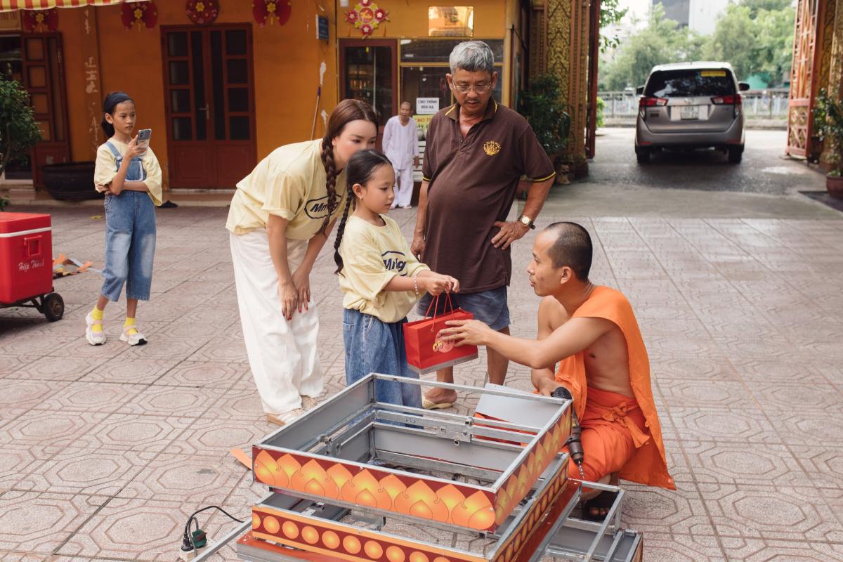 Trà Ngọc Hằng 2 Trà Ngọc Hằng làm thiện nguyện mừng tuổi mới con gái Sophia