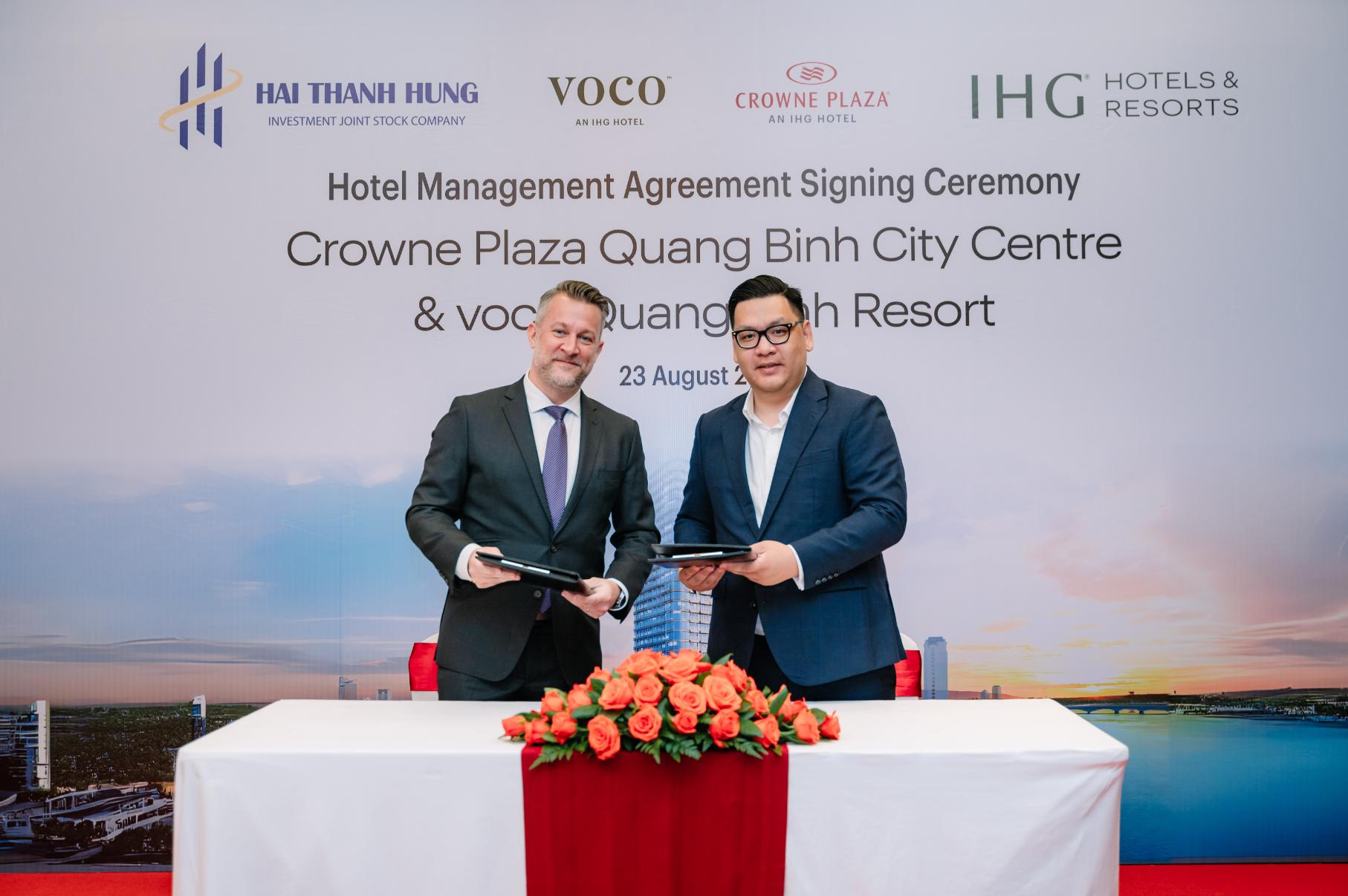 Ông Chris Anklin Giám đốc cao cấp khối Phát triển của IHG và Ông Hoàng Tiến Thắng Tổng Giám đốc Công ty Cổ phần Đầu tư Hải Thành Hưng và Công ty TNHH Đầu tư và Xây dựng Hoàng Gia Việt Nam IHG mở rộng quy mô hoạt động đến Quảng Bình với hai dự án khách sạn mới