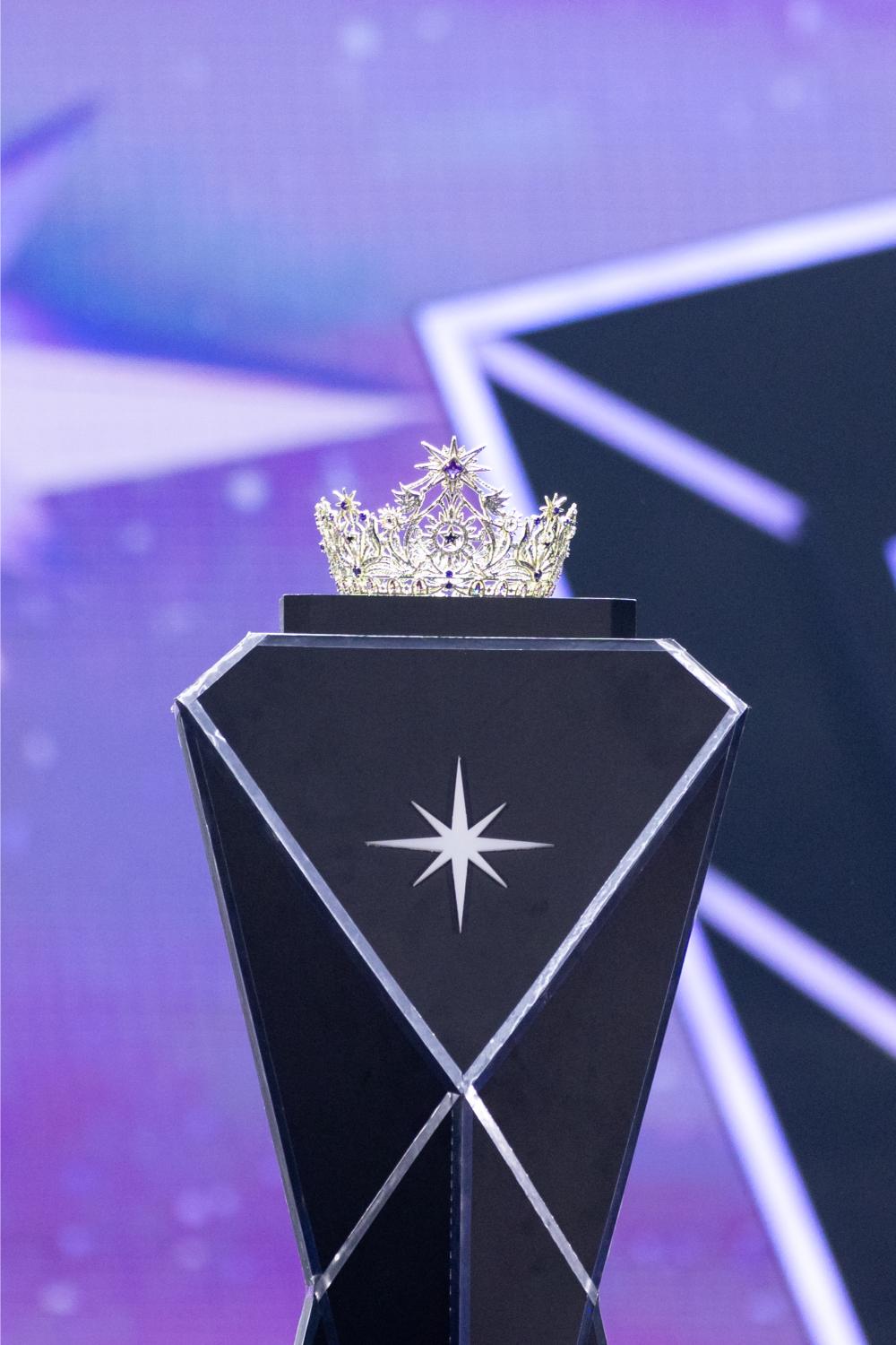 Miss Universe Vietnam 2024 9 Vương miện 24 triệu đồng của Miss Universe Vietnam 2023 do cậu bé 13 tuổi thiết kế