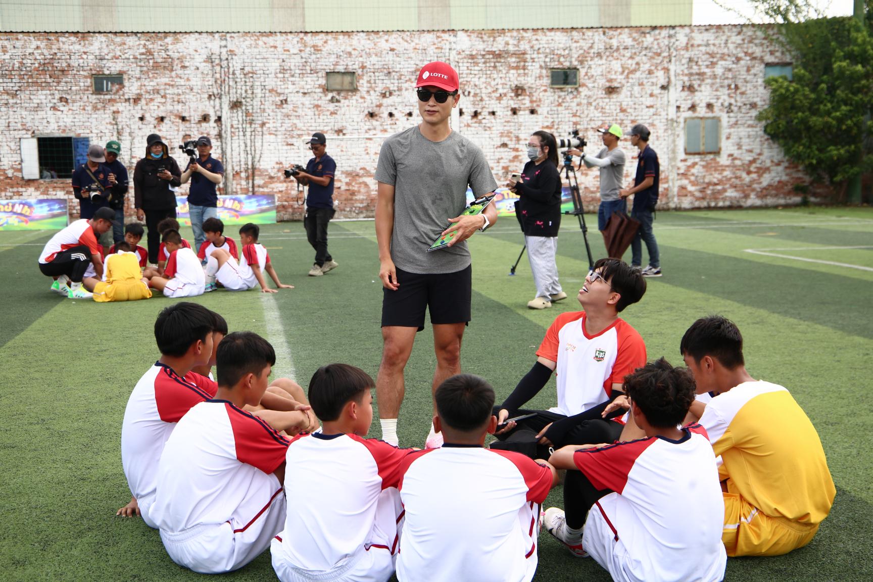 cau thu nhi 1 Huyền thoại bóng đá Lee Young Pyo bật mí “bí kíp” thành công dành cho các cầu thủ nhí