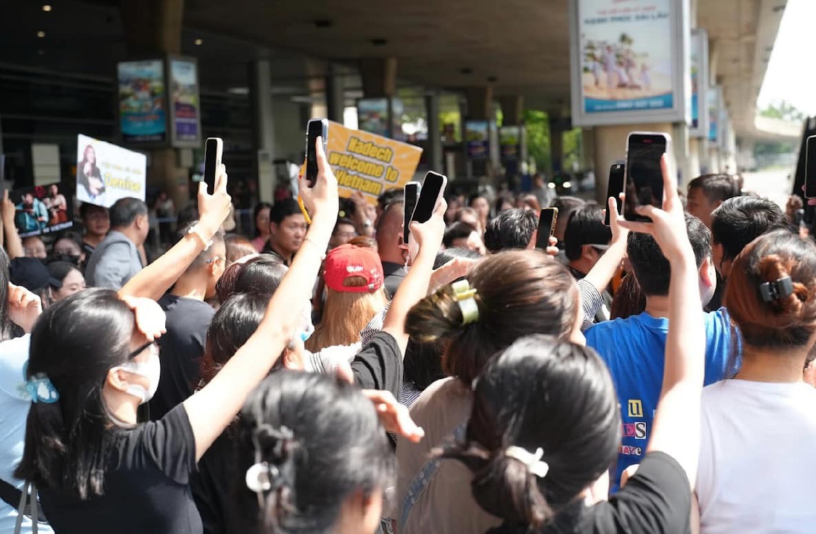  Đông đảo fans ra sân bay chào đón đoàn phim ‘Tee Yod: Quỷ Ăn Tạng’ đến Việt Nam