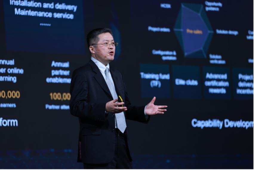 Ông Ernest Zhang Chủ tịch Toàn cầu về Đối tác và Kinh doanh Phân phối Doanh nghiệp của Huawei Huawei ra mắt chuỗi giải pháp chuyển đổi số thông minh công nghiệp