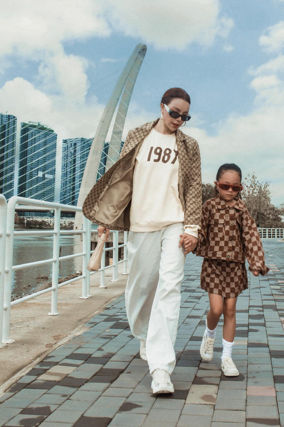 Trà Ngọc Hằng 2 Phong cách streetstyle thời thượng của mẹ con Trà Ngọc Hằng