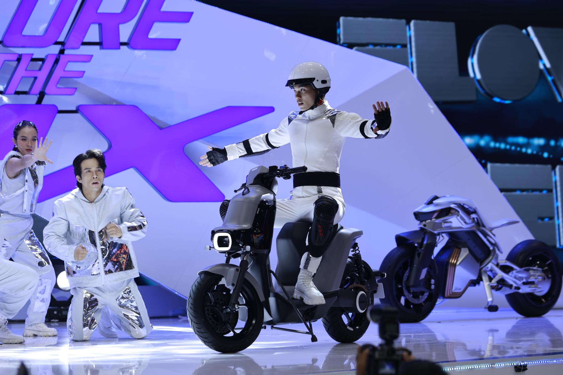 Trình diễn xe tự lái Yamaha Elove Vietnam Motor Show 2024: Chinh phục khách hàng với nhiều màn trình diễn đặc sắc