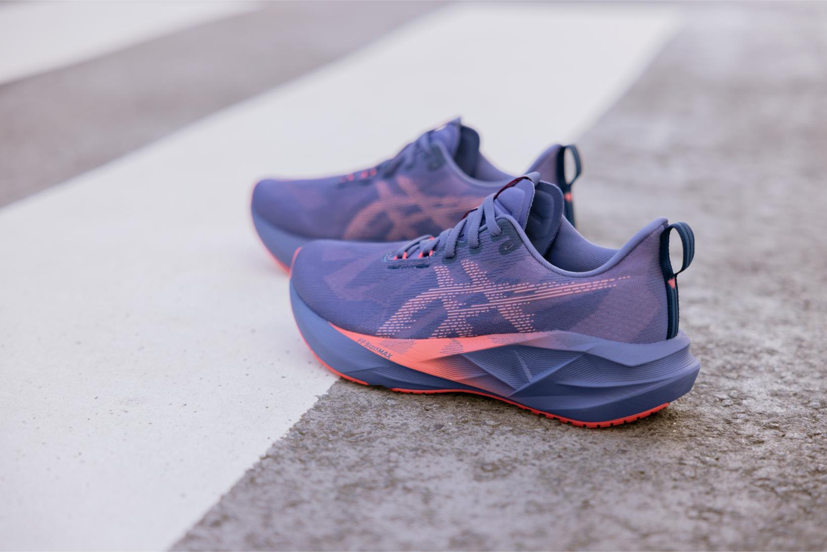 ASICS 1 Trải nghiệm sự kết hợp độc đáo giữa tốc độ và đồ đàn hồi trong đôi giày chạy NOVABLAST™ 5 mới