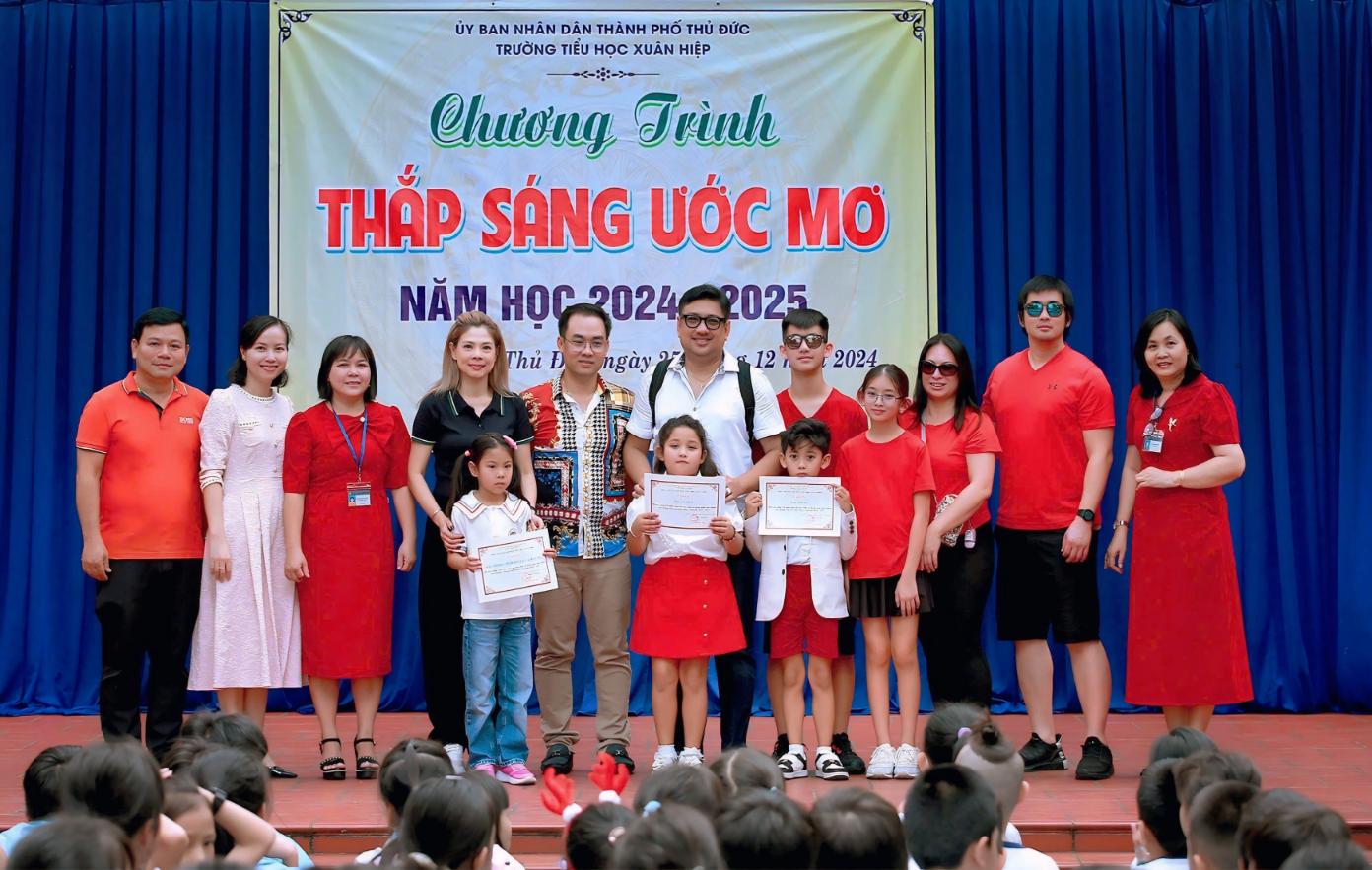 Thanh Thảo 1 Con gái Thanh Thảo hát tặng các bạn học sinh có hoàn cảnh khó khăn