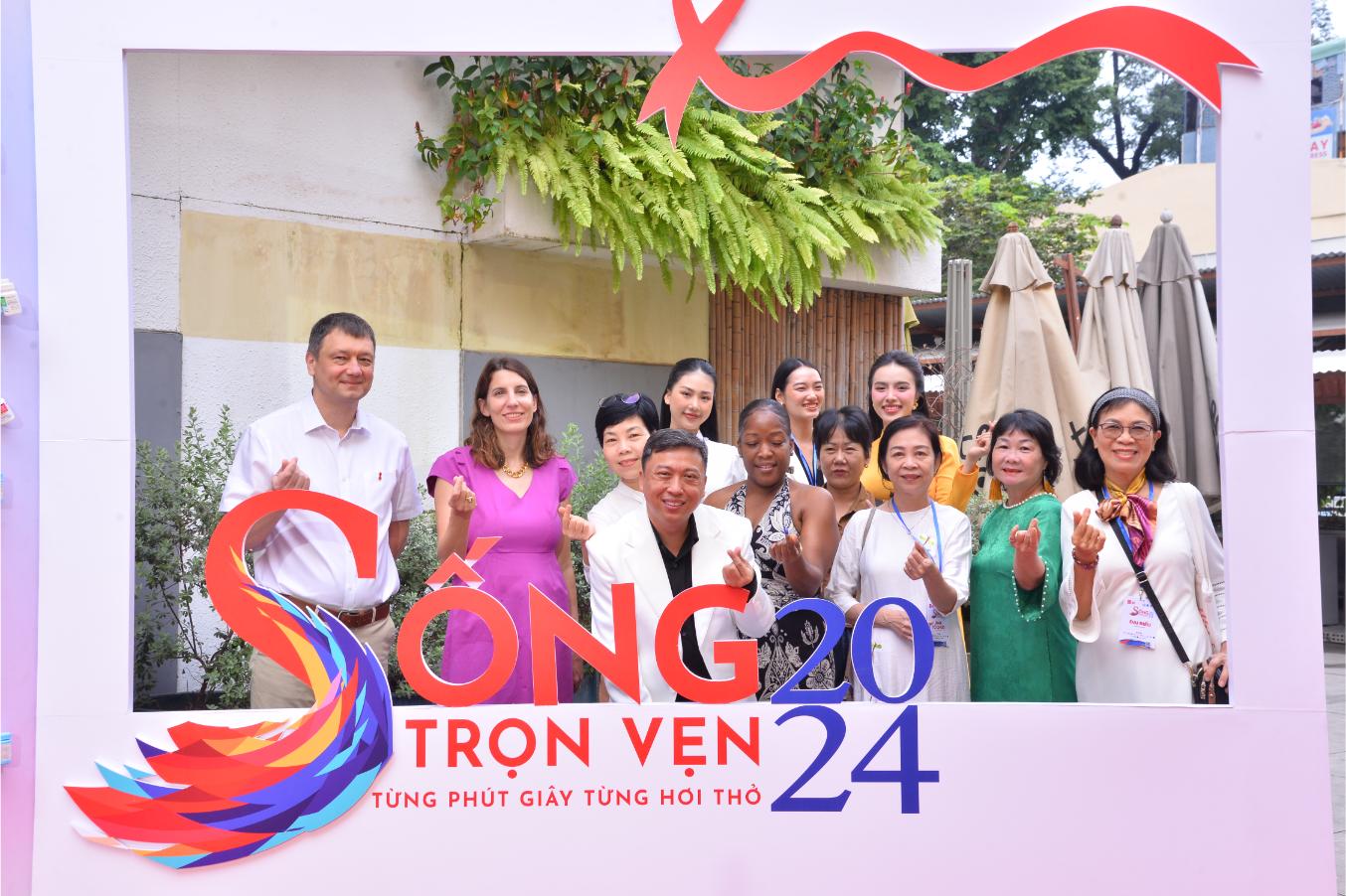 sống trọn vẹn 6 Bùi Quỳnh Hoa cùng nhiều người đẹp chung tay vì người sống chung với HIV/AIDS