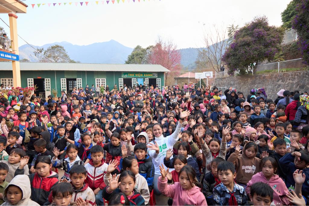 HHen Nie Tieu hoc Lao Chai84 Hoa hậu H’Hen Niê giã bột, làm bánh dày cùng bà con tại Yên Bái