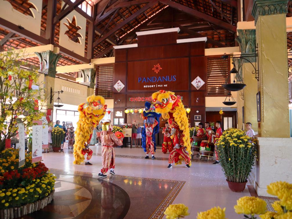 Múa lân ngày Tết tại Lobby Cùng Pandanus Resort trải nghiệm Sắc Xuân Cổ Truyền, Tết Như Ý tại Mũi Né