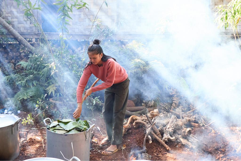 hhen nie 1 Gia đình H’Hen Niê cùng nhau gói 400 đòn bánh tét gửi tặng bà con Đắk Lắk