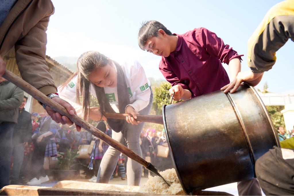 hhennie 2 Hoa hậu H’Hen Niê giã bột, làm bánh dày cùng bà con tại Yên Bái