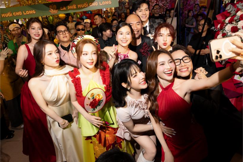 nu hon bac ty 4 1 Trấn Thành, Trường Giang và gần hết showbiz Việt rủ nhau đi xem phim Tết của Thu Trang