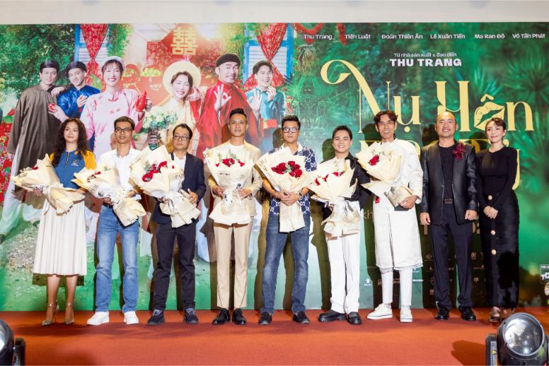 nu hon bac ty 5 1 Trấn Thành, Trường Giang và gần hết showbiz Việt rủ nhau đi xem phim Tết của Thu Trang