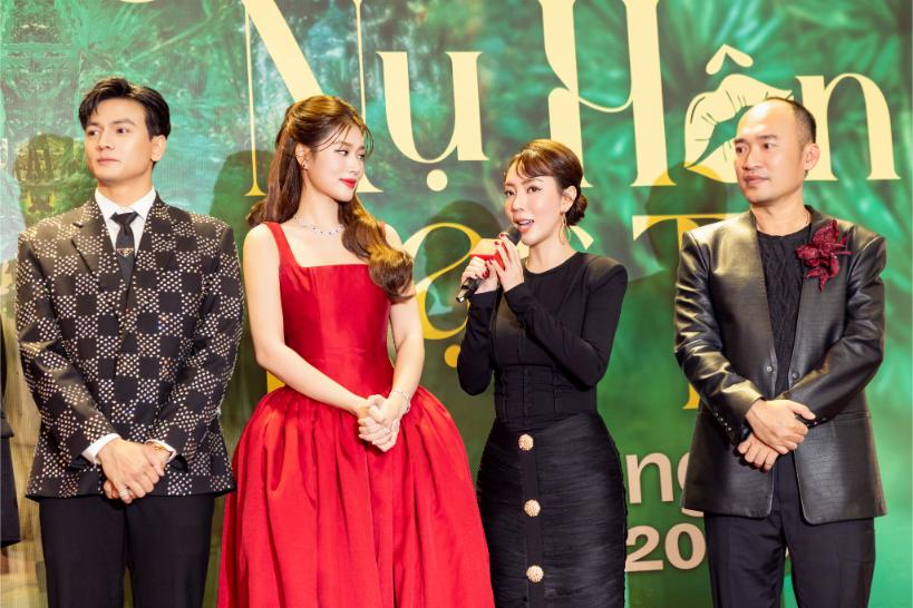 nu hon bac ty 6 Trấn Thành, Trường Giang và gần hết showbiz Việt rủ nhau đi xem phim Tết của Thu Trang