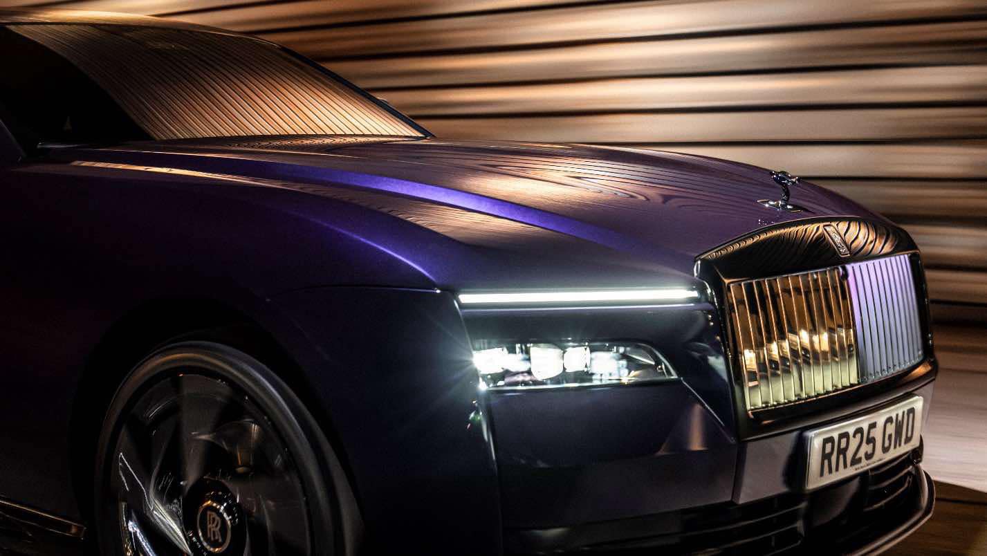  Rolls Royce giới thiệu Black Badge Spectre: Bí ẩn và cá tính từ những sắc màu táo bạo