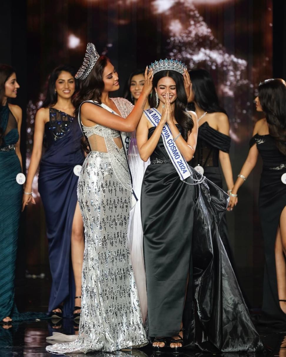 miss cosmo.1 Miss Universe 2021   Harnaaz Sandhu hội ngộ gia đình Miss Cosmo 2024 tại Ấn Độ