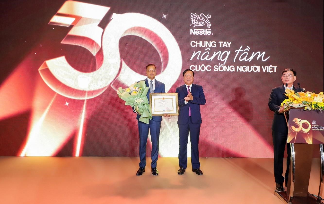 Nestlé Việt Nam kỷ niệm 30 năm thành lập, khẳng định niềm tin đối với thị trường Việt Nam Đại diện Bộ Nông nghiệp và Môi trường trao bằng khen cho Nestlé Việt Nam vì những đóng góp cho sự phát triển nông nghiệp nông thôn Nestlé Việt Nam kỷ niệm 30 năm thành lập, khẳng định niềm tin đối với thị trường Việt Nam