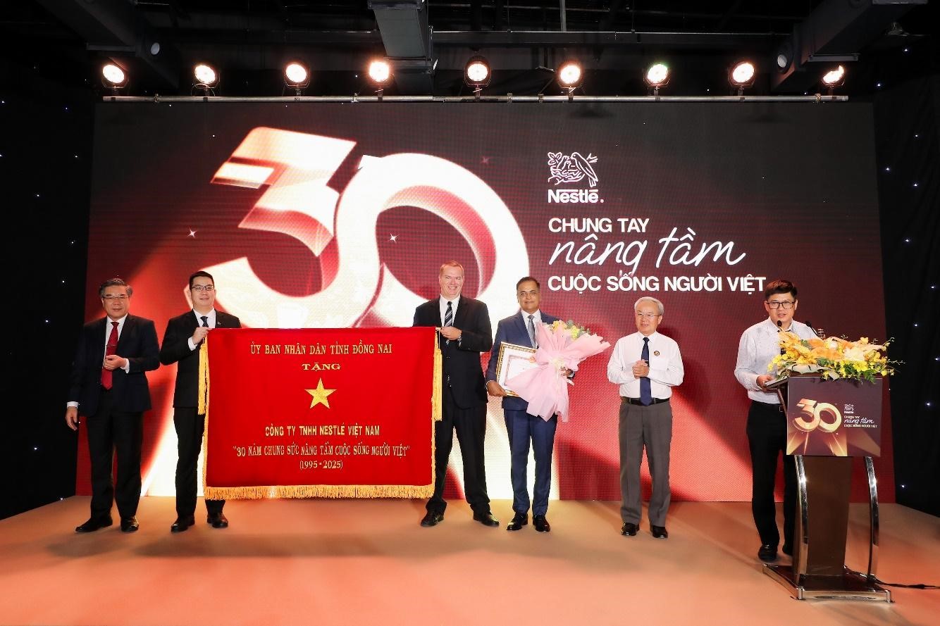 Nestlé Việt Nam kỷ niệm 30 năm thành lập, khẳng định niềm tin đối với thị trường Việt Nam Đại diện tỉnh Đồng Nai trao tặng bức trướng “30 Năm chung sức nâng tầm cuộc sống người Việt” cho Nestlé Việt Nam Nestlé Việt Nam kỷ niệm 30 năm thành lập, khẳng định niềm tin đối với thị trường Việt Nam