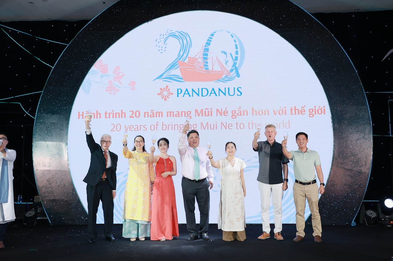 Pandanus Resort: 20 năm hành trình Mang Mũi Né đến gần hơn với thế giới’ Ban Điều hành của Pandanus Resort nâng ly cùng quý khách chúc mừng Kỉ niệm Hành trình 20 năm Pandanus Resort: 20 năm hành trình Mang Mũi Né đến gần hơn với thế giới’