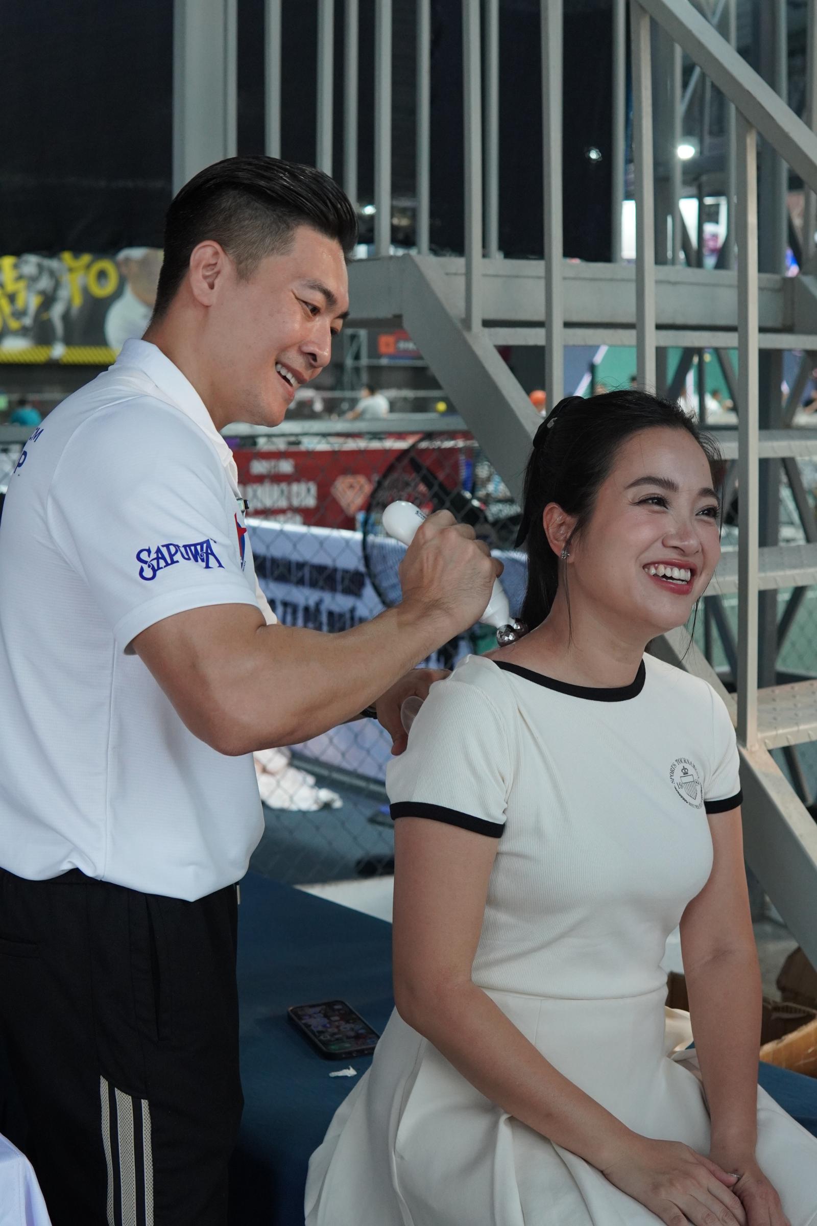 Hồng Phượng Quốc Cơ 2 Vợ chồng Hồng Phượng   Quốc Cơ đưa con cùng đi chơi pickleball