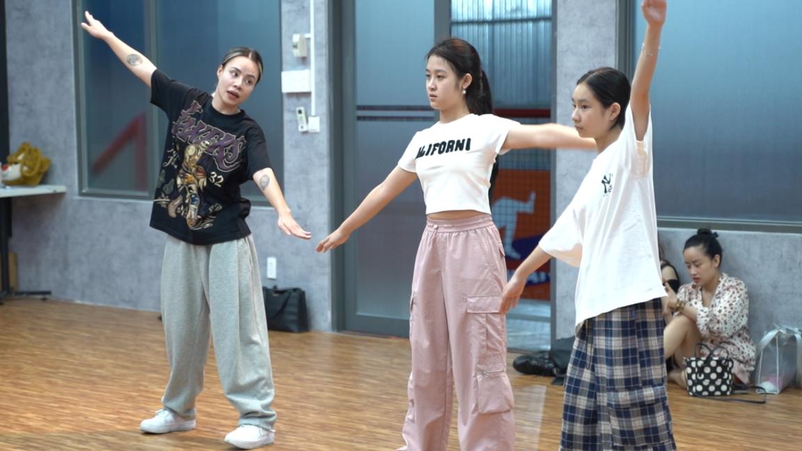 LẬT MẶT 8 VÒNG TAY NẮNG 1 Mãn nhãn với màn trình diễn đẳng cấp Idol quốc tế của Lật Mặt 8: Vòng Tay Nắng