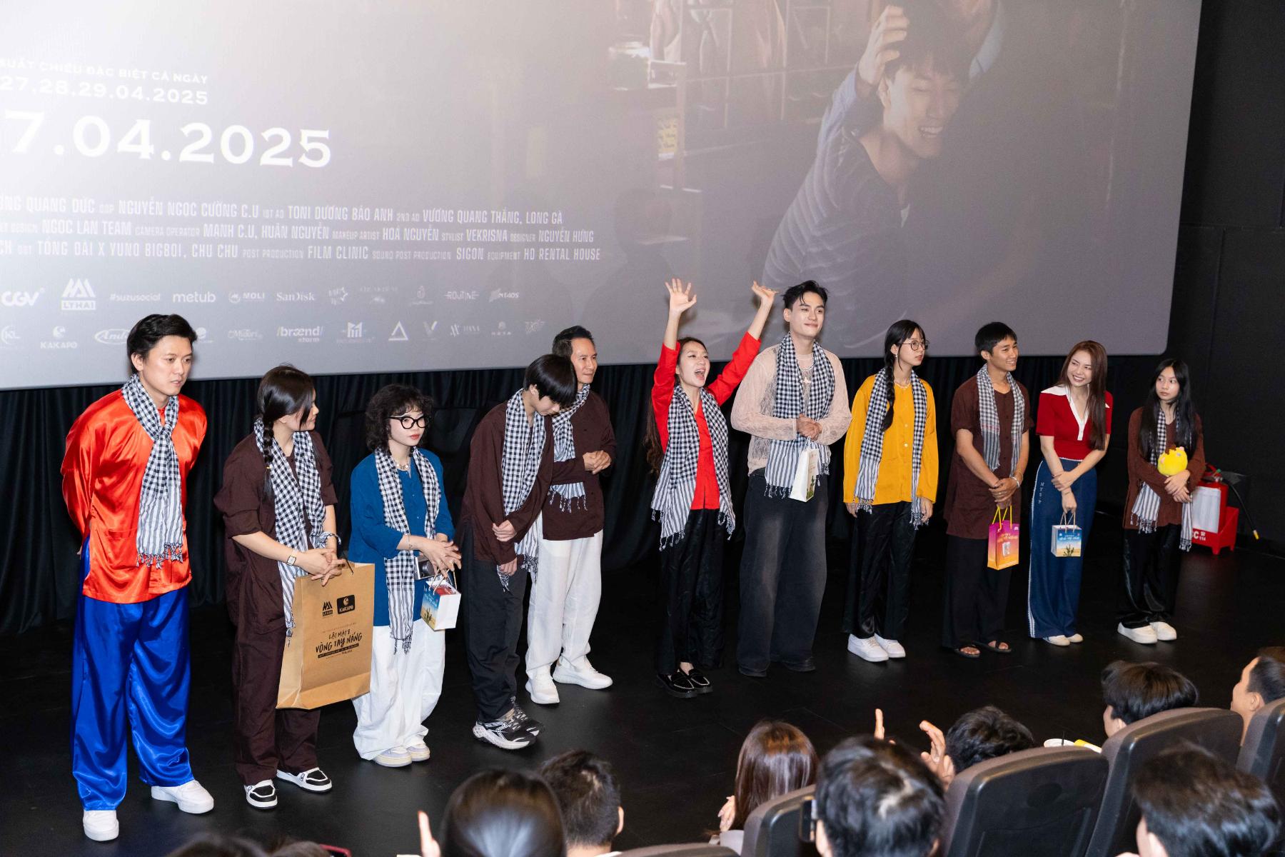 Lật mặt 8 Vòng tay nắng” của đạo diễn Lý Hải 2 Vì sao hơn một tuần chiếu, cinetour “Lật mặt 8” vẫn “vỡ trận”?