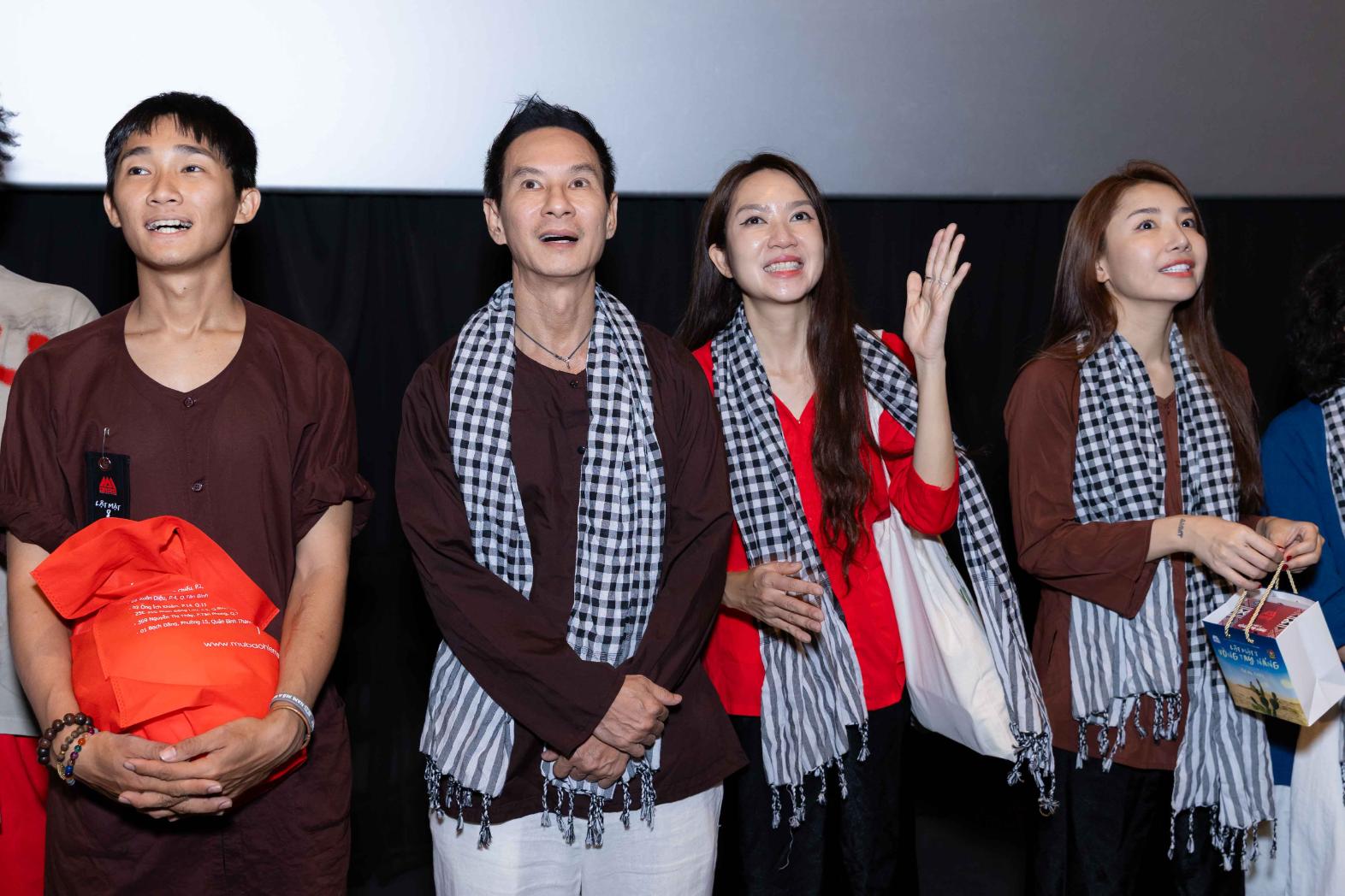 Lật mặt 8 Vòng tay nắng” của đạo diễn Lý Hải 5 Vì sao hơn một tuần chiếu, cinetour “Lật mặt 8” vẫn “vỡ trận”?