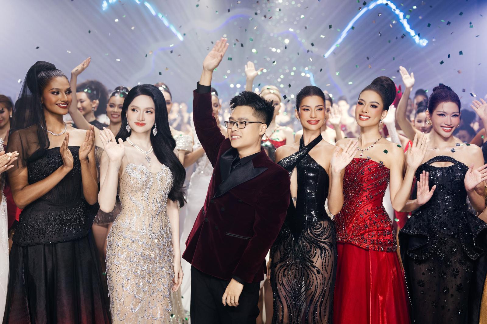 NTK Nguyễn Minh Tuấn 5 Hơn 20 Hoa, Á hậu trình diễn bộ sưu tập mới của NTK Nguyễn Minh Tuấn
