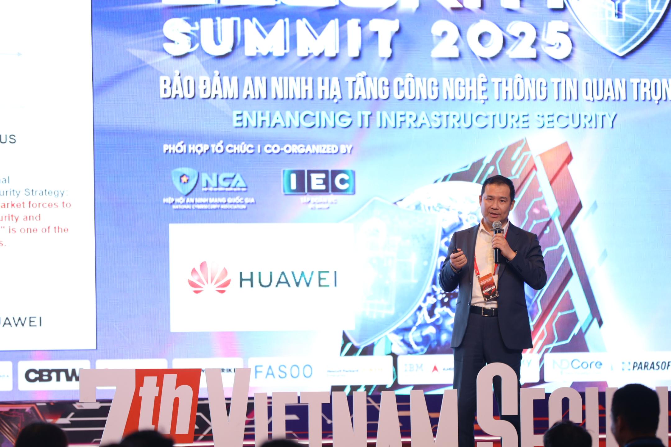 Ông Louis Lou Phó Chủ tịch Bộ phận An ninh mạng và Bảo vệ quyền riêng tư của Huawei 3 Vietnam Security Summit 2025: Huawei thúc đẩy tiêu chuẩn an ninh mạng để tăng cường bảo mật mạng lưới 5G