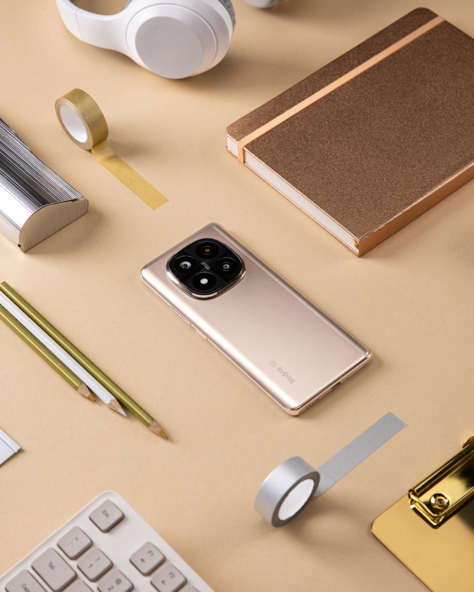 Redmi Note 14 Pro 5G Sand Gold Product usage photo 3 Redmi Note 14 Series chào đón màu Vàng Sa Mạc, tiếp tục củng cố vị thế phân khúc tầm trung