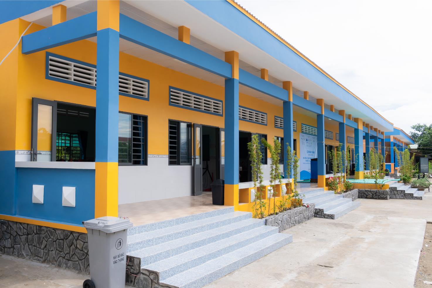 Đồng bằng sông Cửu Long Nhọc nhằn con đường đến lớp và những ngôi trường mở lối! Trường Tiểu học THCS Phương Ninh ngôi trường mới nhất saigonchildren hỗ trợ tại ĐBSCL vừa khánh thành tại Phụng Hiệp Hậu Giang 2 Đồng bằng sông Cửu Long Nhọc nhằn con đường đến lớp và những ngôi trường mở lối!