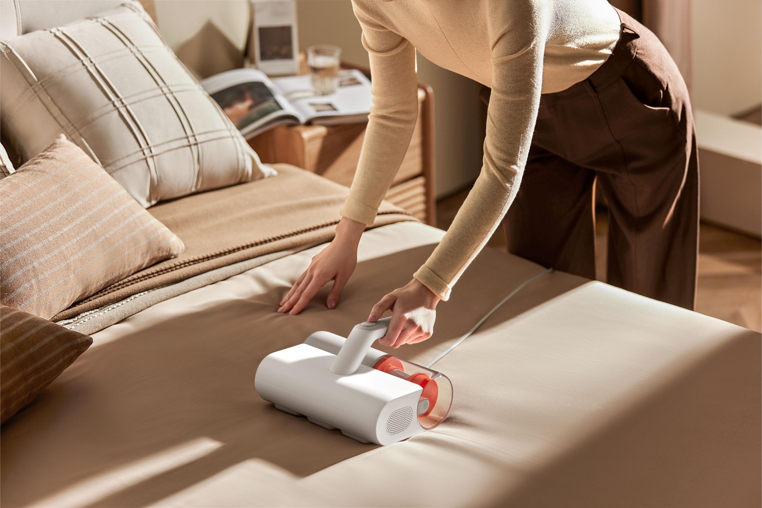 Xiaomi Dust Mite Vacuum Cleaner Usage Scenario 3 Xiaomi ra mắt TV A Pro Series và TV A Series 2026 cùng hệ sinh thái sản phẩm AIoT