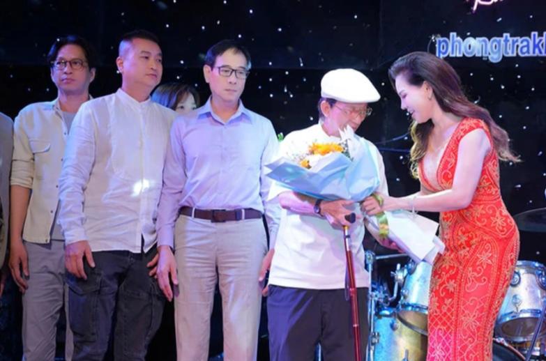 ca si hai ngoai 2 Ca sĩ hải ngoại Hà Ngọc Nhung về Việt Nam ra mắt MV Sài Gòn Chiều Mưa Giăng