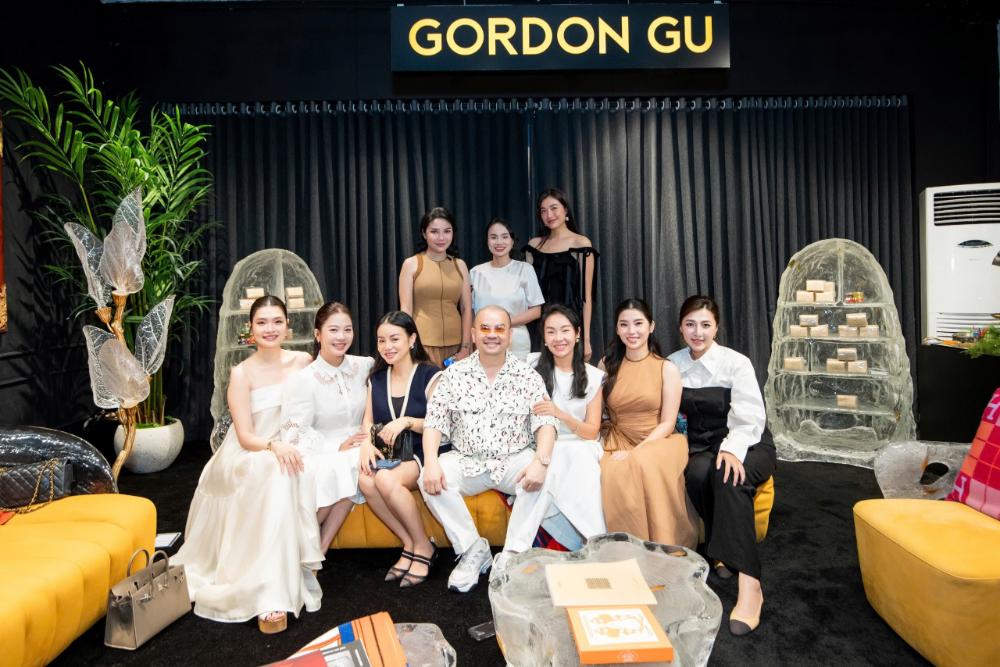 pho xinh “Art Meets Art” –  Triển lãm nghệ thuật & thiết kế của Hoàng Nam Group quy tụ dàn sao Việt