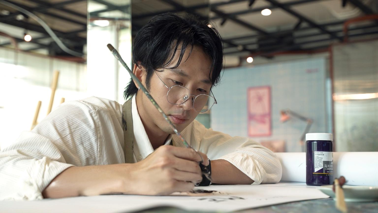 tuan tran 1 Tuấn Trần tự tay vẽ tên phim Mang Mẹ Đi Bỏ, tiết lộ câu chuyện phía sau đầy cảm xúc