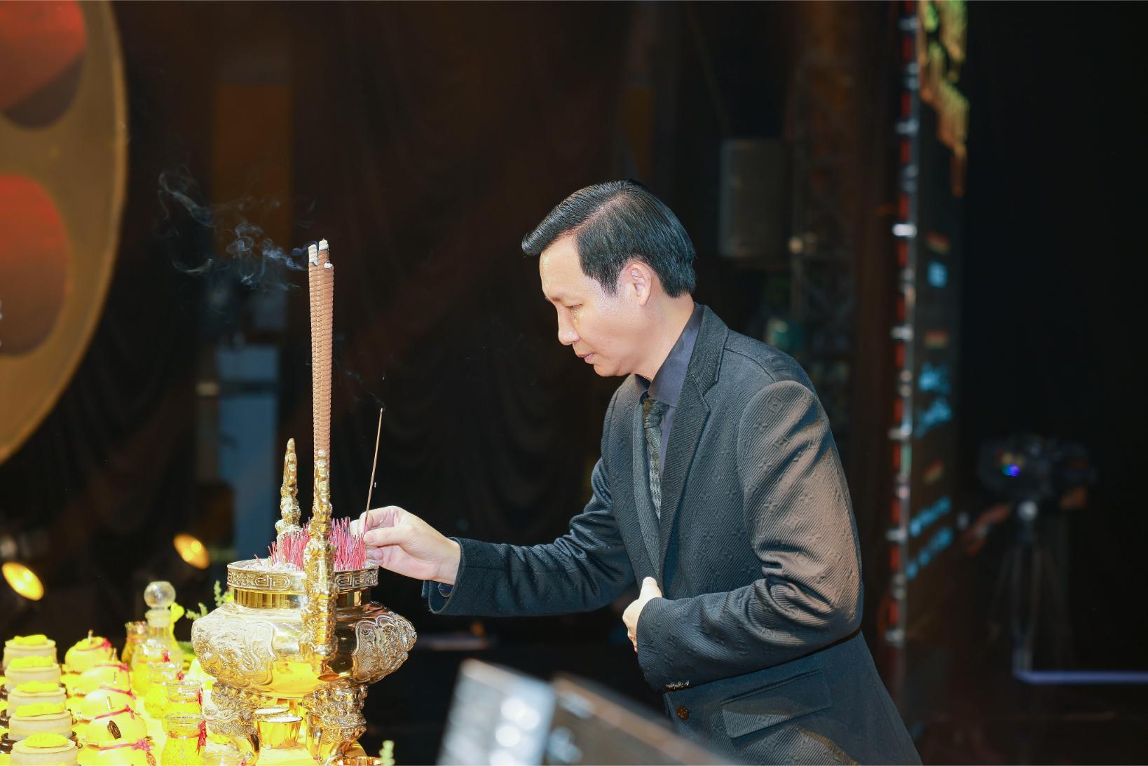 Đạo diễn NSƯT Vũ Thành Vinh khởi động dự án điện ảnh Chị Ngã Em Nâng với dàn diễn viên cực hot Đạo diễn Vũ Thành Vinh Đạo diễn NSƯT Vũ Thành Vinh khởi động dự án điện ảnh Chị Ngã Em Nâng với dàn diễn viên cực hot