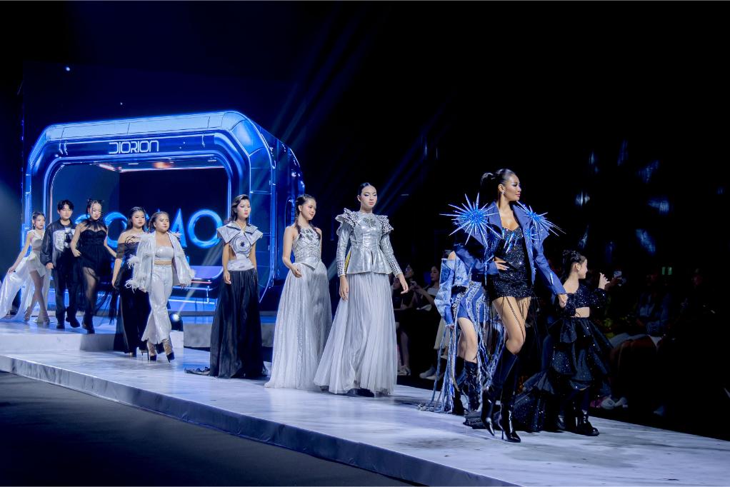Bản sao của A3P1A6768 2 Into The Cosmo   Invitation to the Moon   Sàn diễn đẳng cấp quy tụ loạt Hoa   Á hậu quốc tế