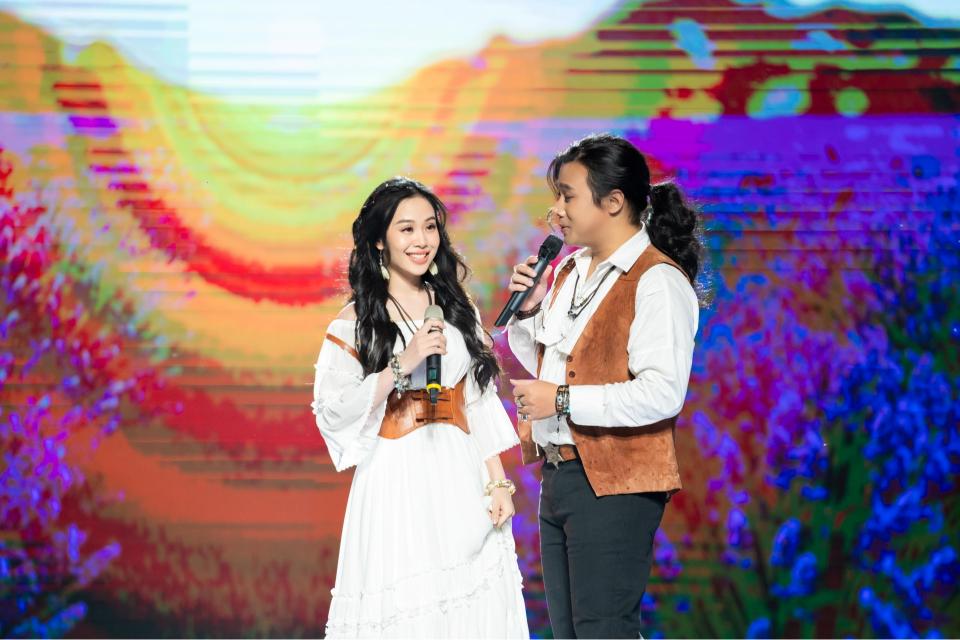 HOÀNG TÂM ANH TUẤN NGHĨA 10 Trân Oanh   Ngô Thái Ngân “hớp hồn” với phần thi “Anh thì không” rực lửa