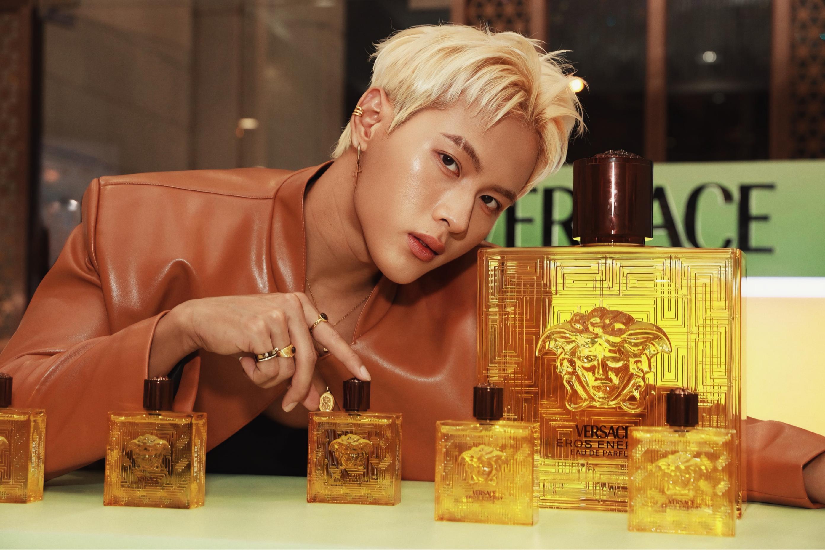 Hình 0 Banner Versace Eros Energy: Sự bùng nổ của đam mê và năng lượng 