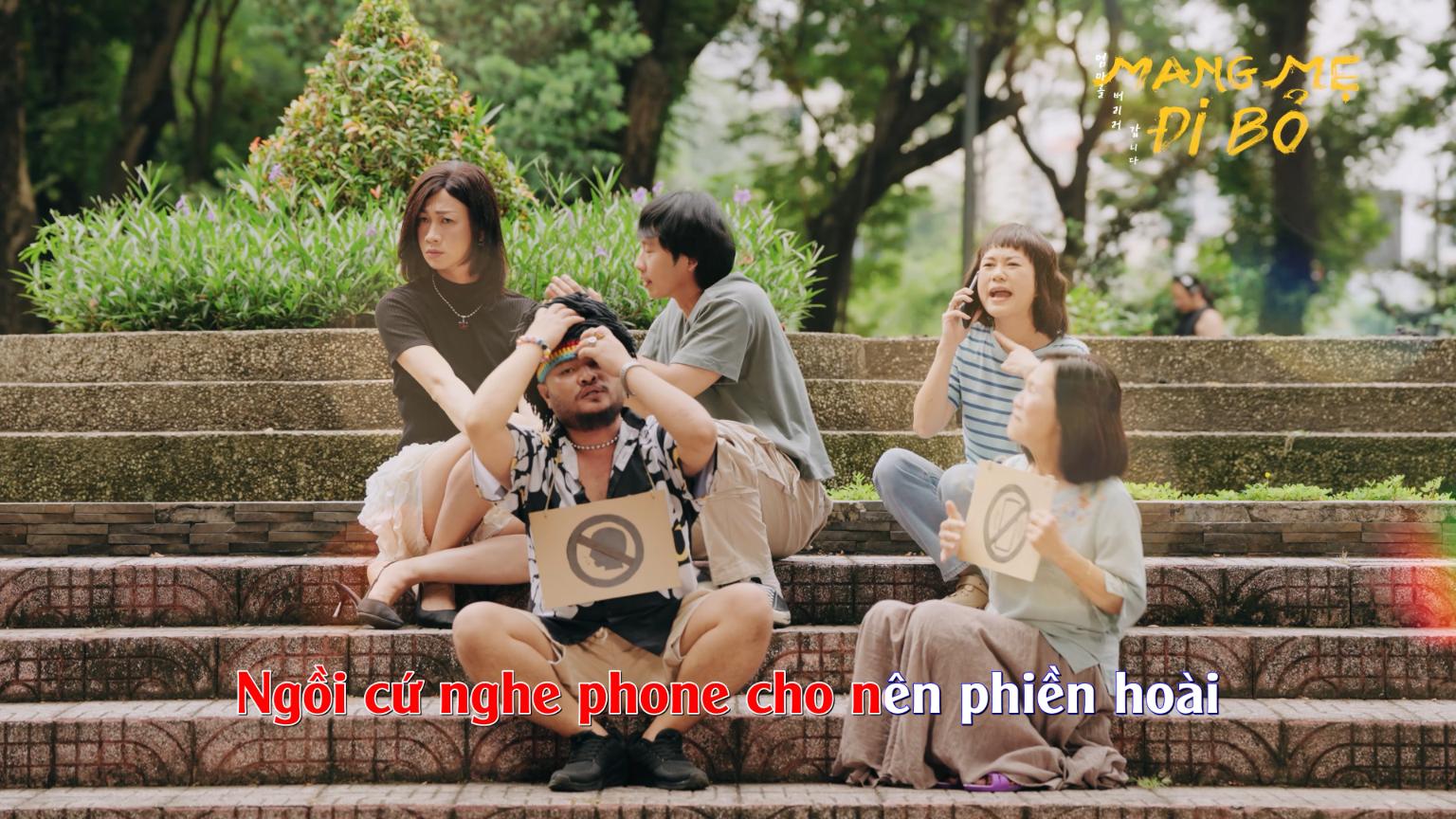 Mang Mẹ Đi Bỏ 2 Hồng Đào, Tuấn Trần hát karaoke truyền tải nội quy rạp chiếu cho khán giả 