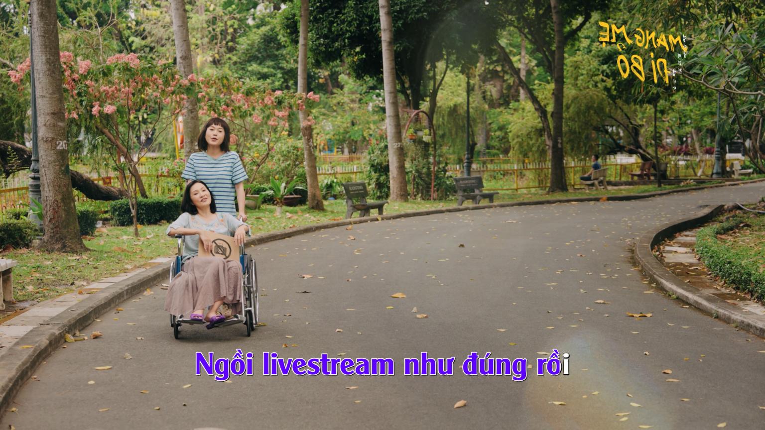 Mang Mẹ Đi Bỏ 3 Hồng Đào, Tuấn Trần hát karaoke truyền tải nội quy rạp chiếu cho khán giả 