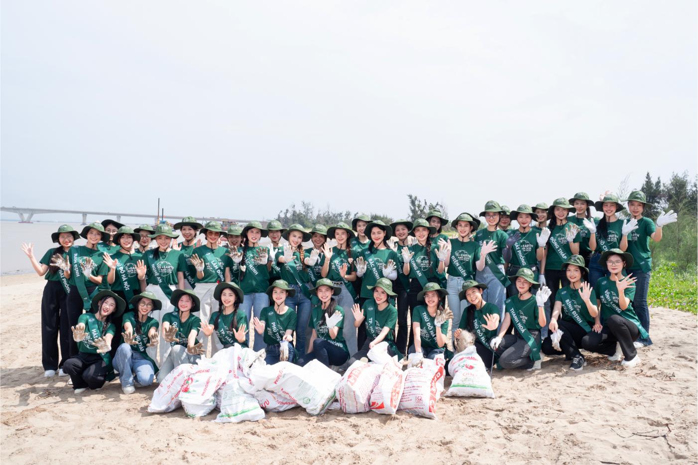 Miss Earth Vietnam 2025 1 Dàn thí sinh Miss Earth Vietnam 2025 làm sạch biển và tặng thùng rác