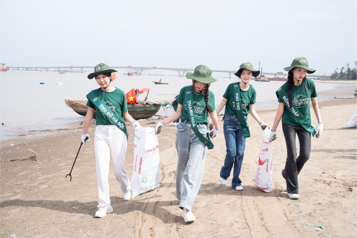 Miss Earth Vietnam 2025 3 Dàn thí sinh Miss Earth Vietnam 2025 làm sạch biển và tặng thùng rác