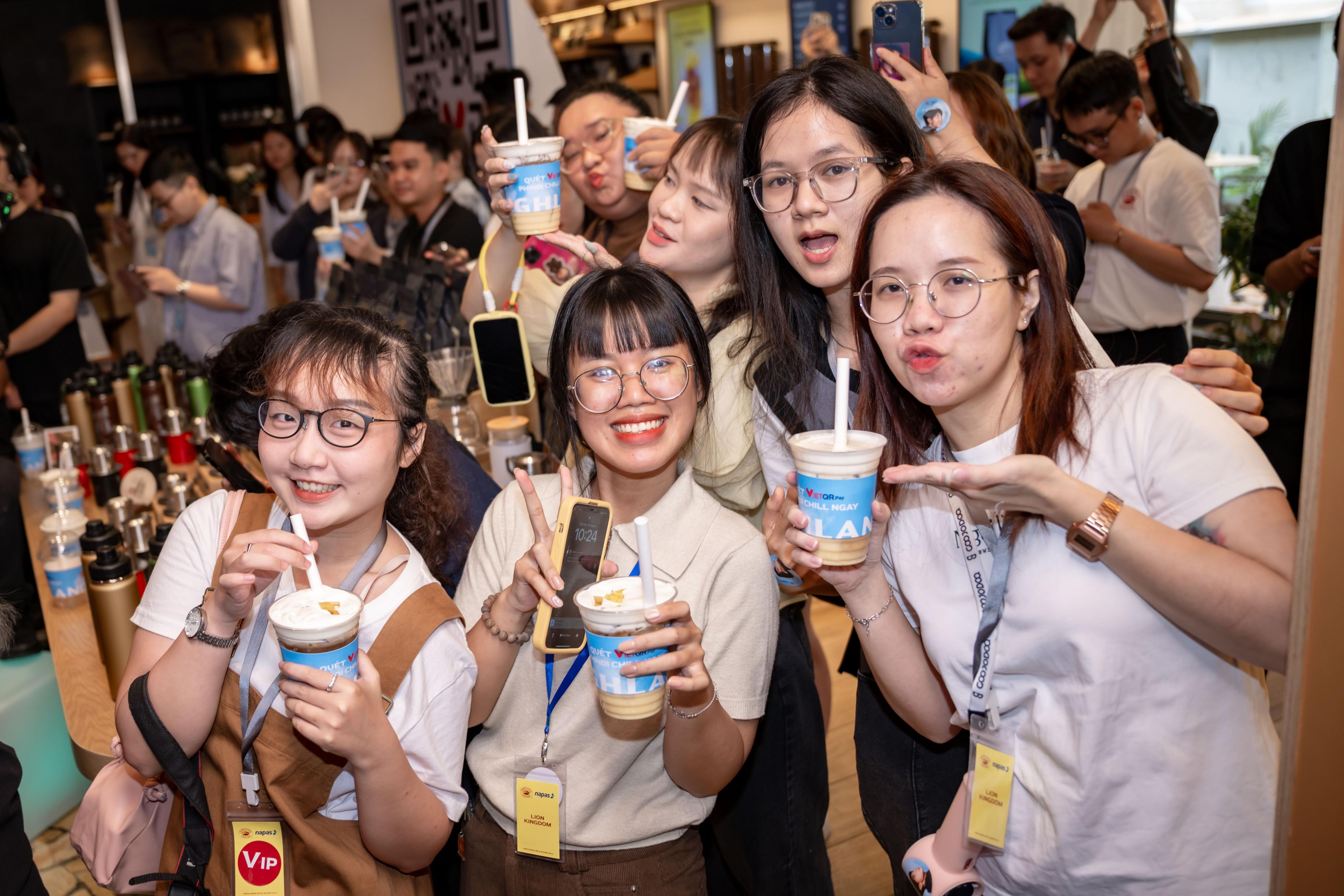 Highlands Coffee bắt tay NAPAS: Hiện đại hoá và nâng cao trải nghiệm cà phê Việt PhinĐI Xoài Dừa được các hàng trăm bạn trẻ Gen Z và khách mời của sự kiện Sip Share tổ chức bởi Highlands Coffee Highlands Coffee bắt tay NAPAS: Hiện đại hoá và nâng cao trải nghiệm cà phê Việt