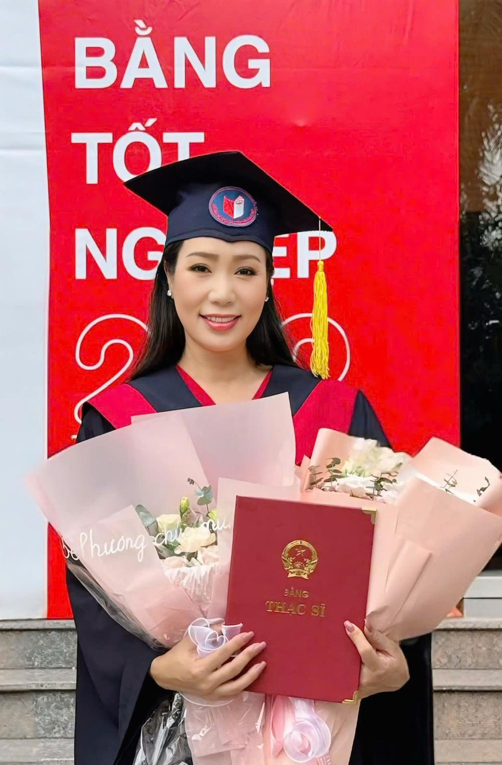 Trịnh Kim Chi tốt nghiệp thạc sĩ 11 NSND Trịnh Kim Chi hạnh phúc bên gia đình nhận bằng Thạc sĩ tại Hà Nội
