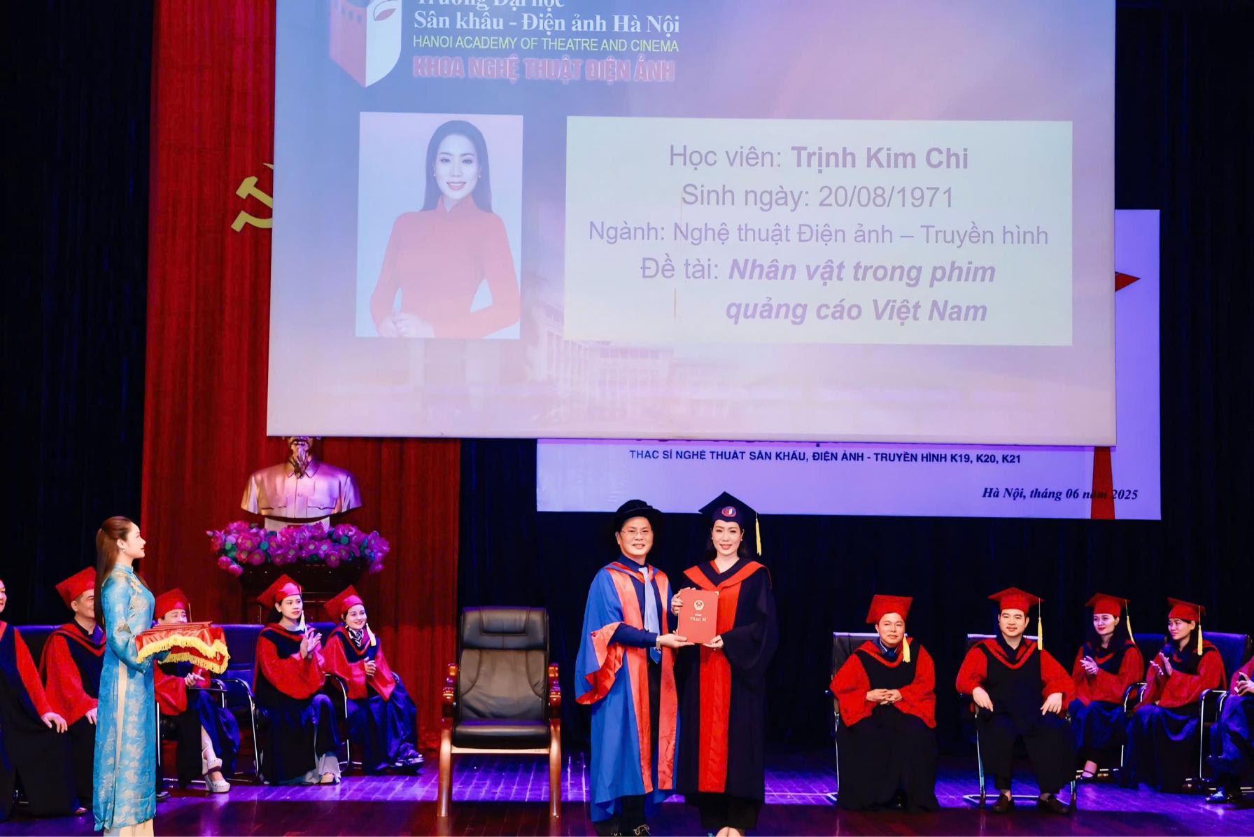 Trịnh Kim Chi tốt nghiệp thạc sĩ 14 NSND Trịnh Kim Chi hạnh phúc bên gia đình nhận bằng Thạc sĩ tại Hà Nội