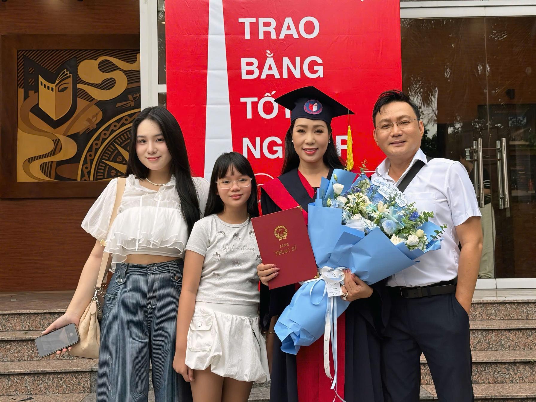 Trịnh Kim Chi tốt nghiệp thạc sĩ 16 NSND Trịnh Kim Chi hạnh phúc bên gia đình nhận bằng Thạc sĩ tại Hà Nội